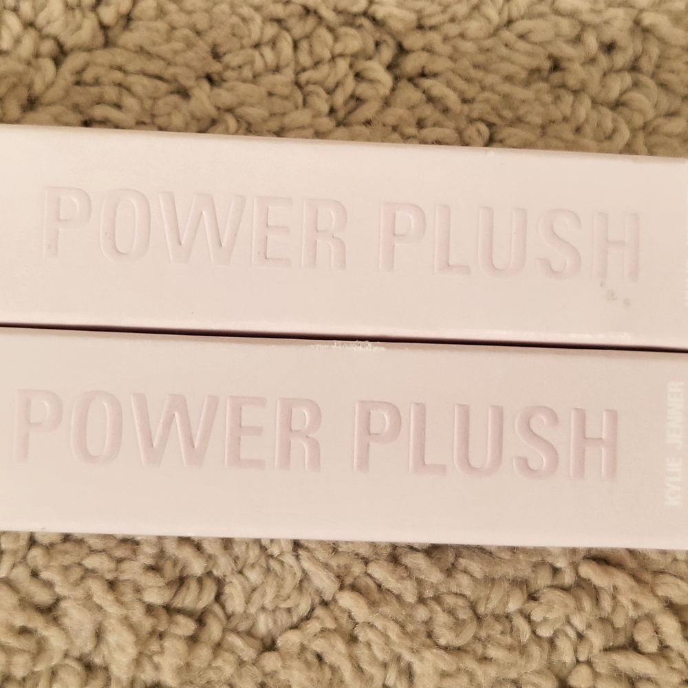 Kylie Cosmetics Power Plush Lip Gloss - Brown - Picture 2 of 3